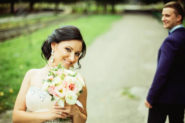 Pareja en el feliz día de la boda —  Fotos de Stock