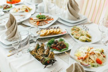 Tabaklarda servis aperatifler 
