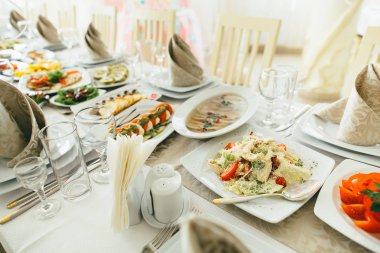 Tabaklarda servis aperatifler 