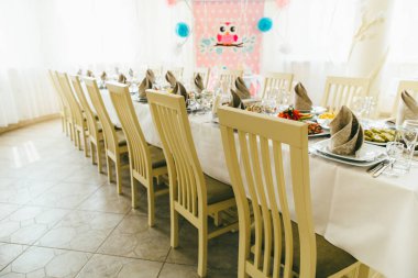 Tabaklarda servis aperatifler 