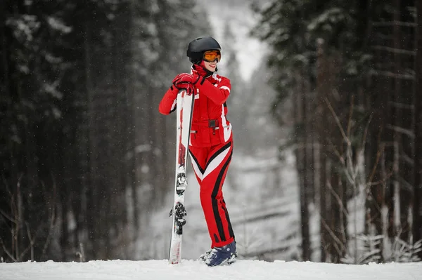 Menina de máscara fica e segura esqui — Fotografia de Stock
