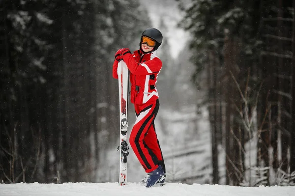 マスクの女の子が立ち、スキーを保持 — ストック写真