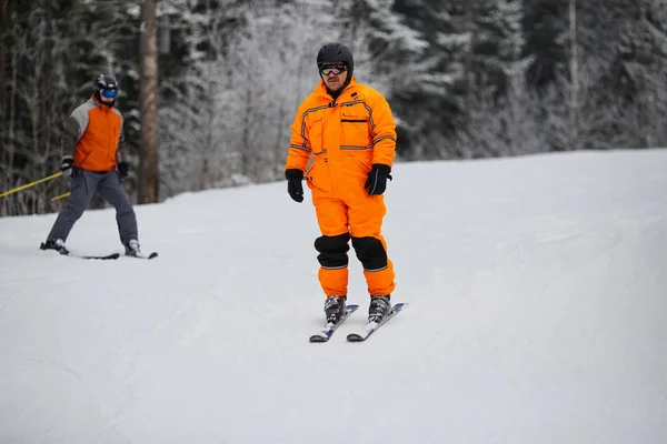 L'uomo sta sciando in montagna — Foto Stock