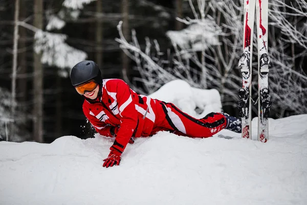Sno üzerinde yatan kadın kayakçı — Stok fotoğraf