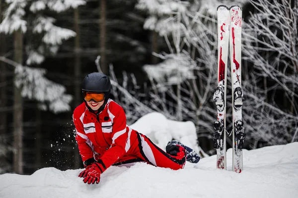 雪の上に横たわる女性スキーヤー — ストック写真