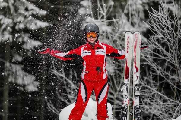 Mulher em pé máscara e segurando esqui — Fotografia de Stock