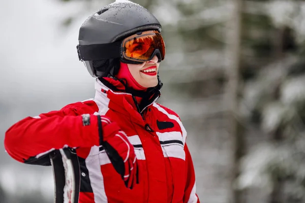 Aktif kadın kayakçı portresi — Stok fotoğraf