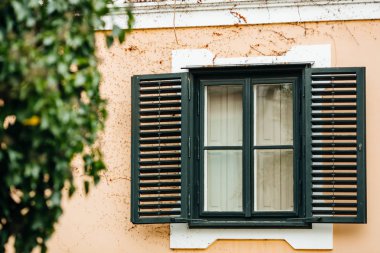 Vintage windows içinde ev