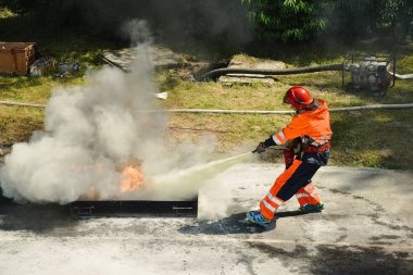 itfaiye yangın söndürücü kullanarak