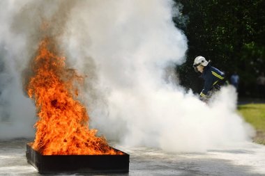 itfaiye yangın söndürücü kullanarak