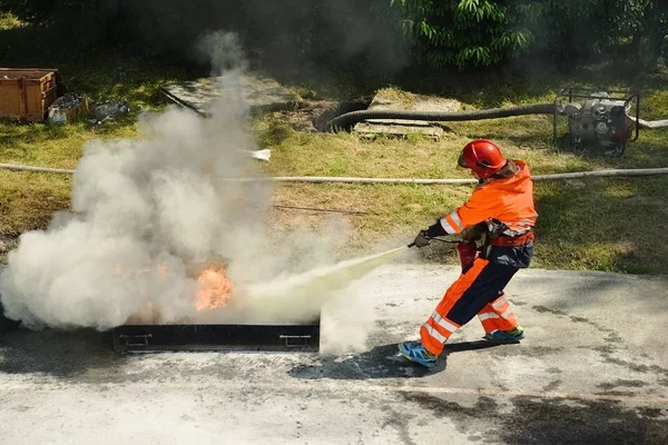 Пожежник з використанням вогнегасника — стокове фото