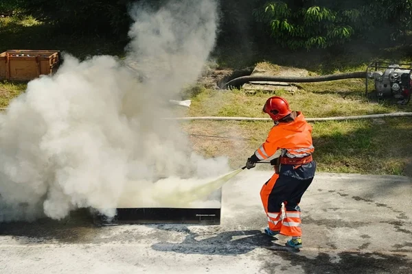 Feuerwehrmann mit Feuerlöscher — Stockfoto