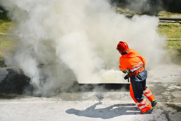 Feuerwehrmann mit Feuerlöscher — Stockfoto