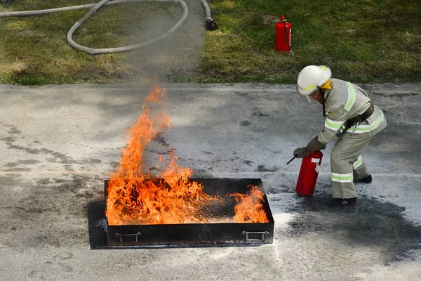 Feuerwehrmann mit Feuerlöscher — Stockfoto