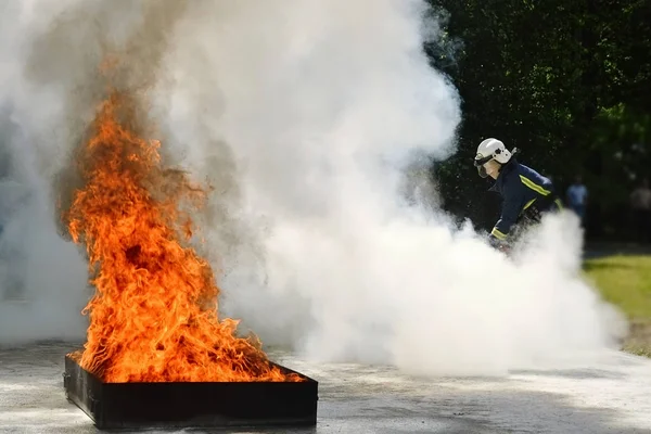Πυροσβέστης χρήση πυροσβεστήρα — Φωτογραφία Αρχείου