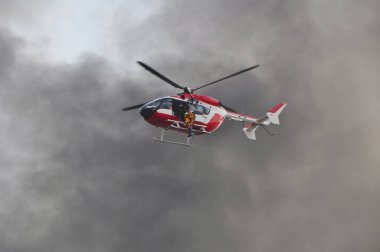 su ile kırmızı helikopter