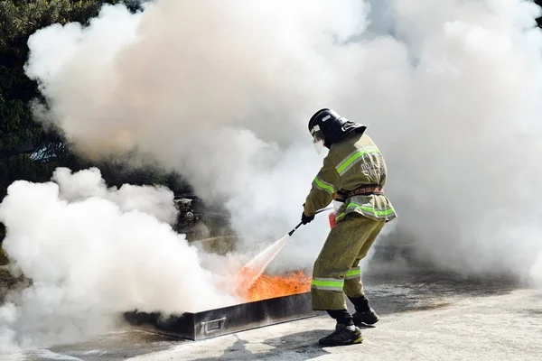 Πυροσβέστης χρήση πυροσβεστήρα — Φωτογραφία Αρχείου