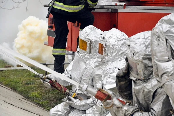 Bomberos en trajes térmicos —  Fotos de Stock