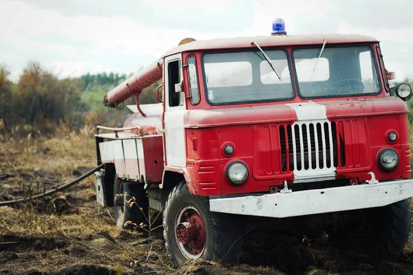 Velho caminhão de bombeiros em formação — Fotografia de Stock