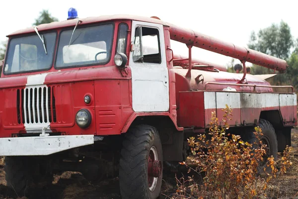 Старая пожарная машина на тренировке — стоковое фото