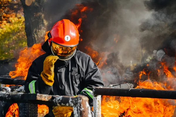 Πλήρες εξοπλισμένο πυροσβέστης — Φωτογραφία Αρχείου