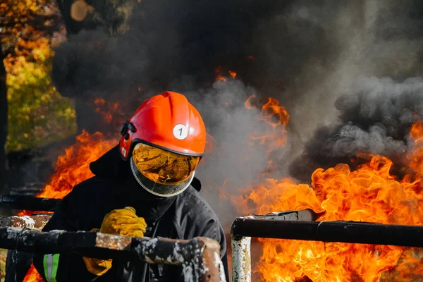 Fullt utrustat brandman — Stockfoto