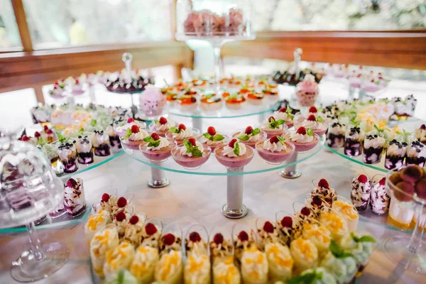 Tatil parti masada tatlılar — Stok fotoğraf