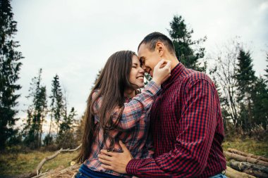 genç bir çift doğa