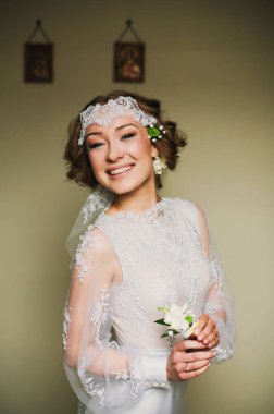 Gelin güzel yaka çiçeği ile