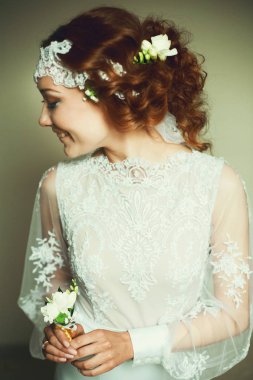 Yaka çiçeği ile şaşırtıcı gelin