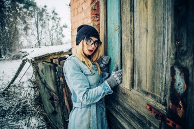 Mavi paltolu güzel kız