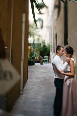 küçük İtalyan Caddesi üzerinde Romantik Çift