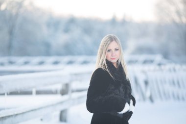 kadın siyah kürk ceket