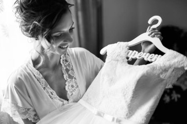 Beyaz elbiseli genç gelin