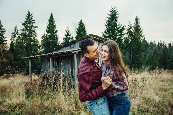 Schönes Liebespaar — Stockfoto