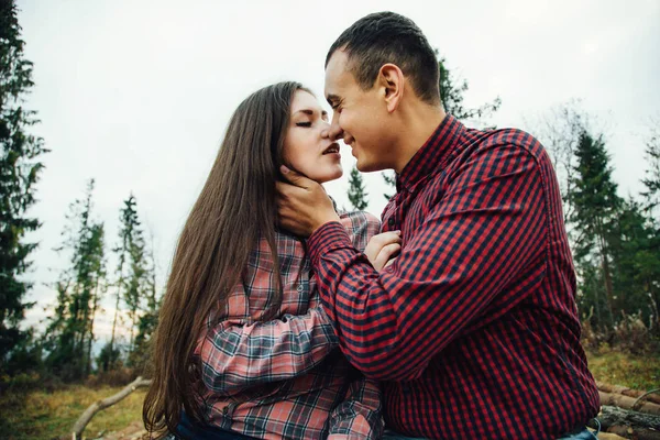 Jeune couple sur la nature — Photo