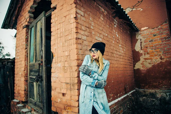 Schönes Mädchen im blauen Mantel — Stockfoto