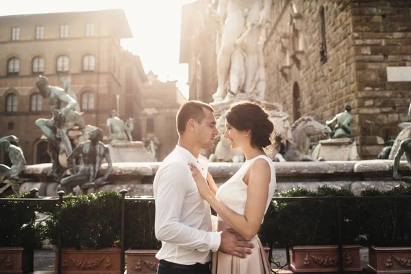 Novia y novio besándose — Foto de Stock