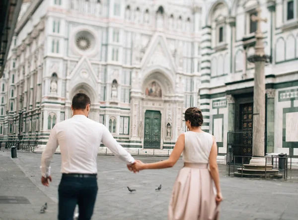 Couple walking by streets of florence — Stock Photo, Image