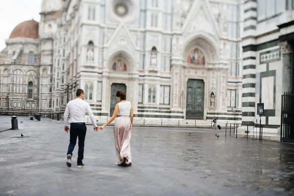 Paar spaziert durch die Straßen von Florenz — Stockfoto