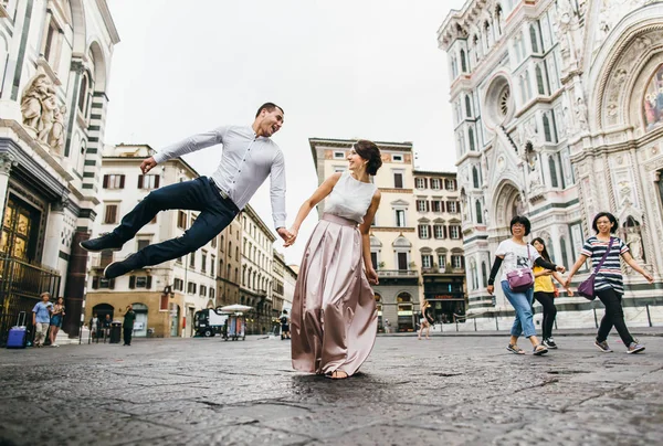 Glückliches hochzeitspaar in italien — Stockfoto