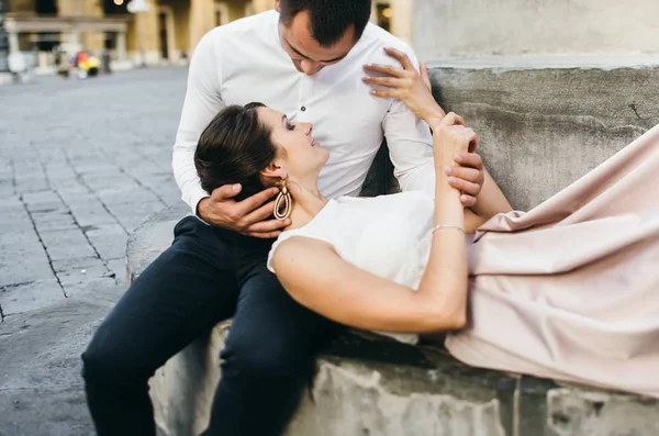 Pareja encantadora en la plaza principal de la florencia — Foto de Stock