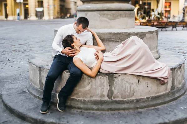 Pareja encantadora en la plaza principal de la florencia — Foto de Stock