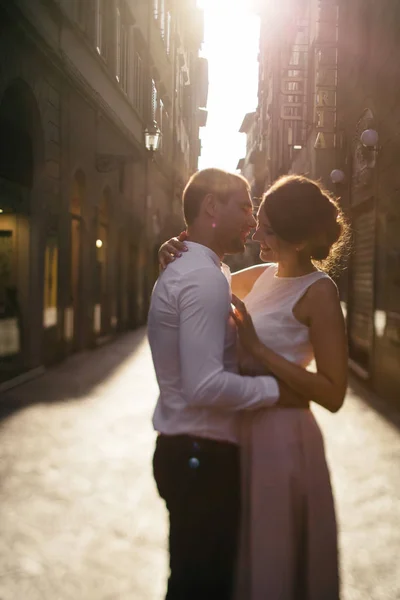 Coppia romantica su piccola strada italiana — Foto Stock