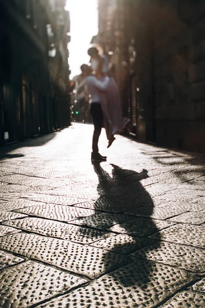 Pareja romántica en la pequeña calle italiana — Foto de Stock