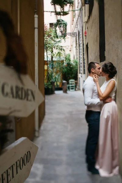 Romantic couple on small italian street — Stock Photo, Image
