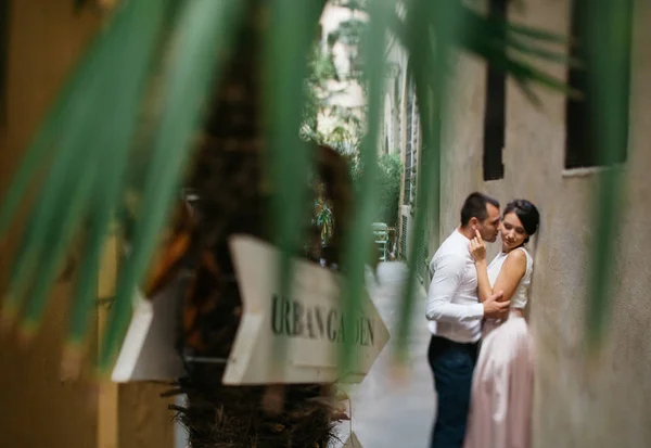 Küçük İtalyan Caddesi üzerinde Romantik Çift — Stok fotoğraf