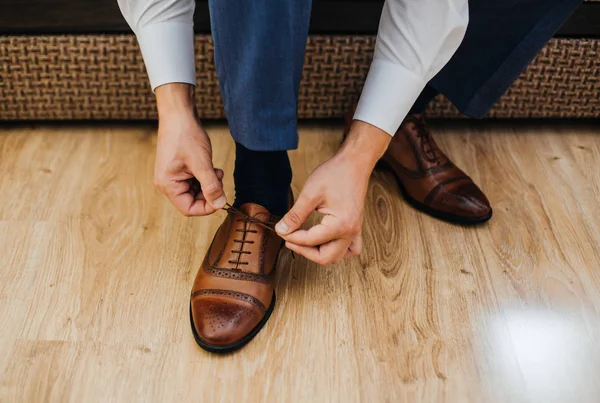 Groom preparing for ceremony — Stock Photo, Image