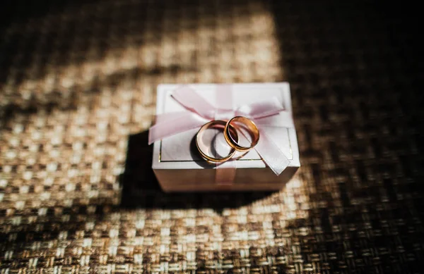 Anillos de boda en caja rosa — Foto de Stock