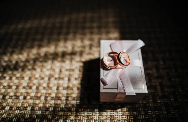 Anéis de casamento na caixa rosa — Fotografia de Stock